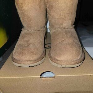 Uggs Classic Kids Boots - size 10, chestnut